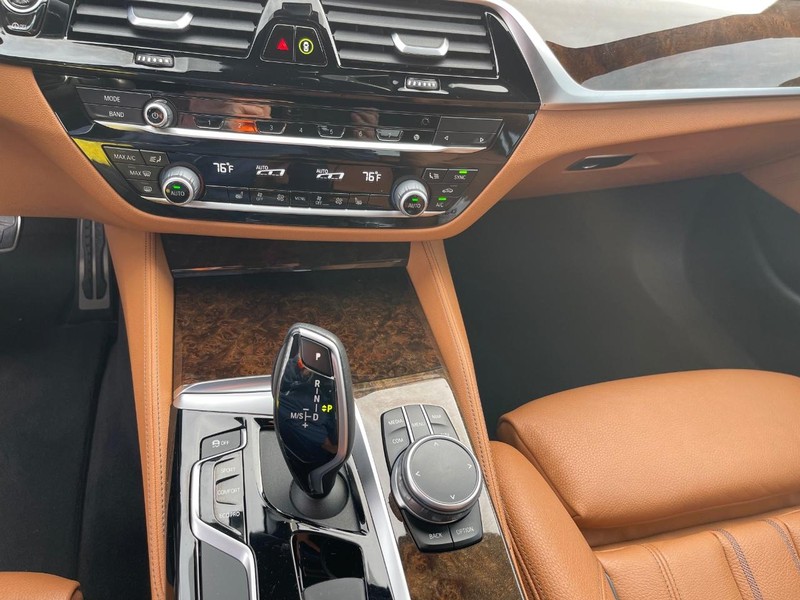 BMW 5 Series Vehicle Full-screen Gallery Image 12