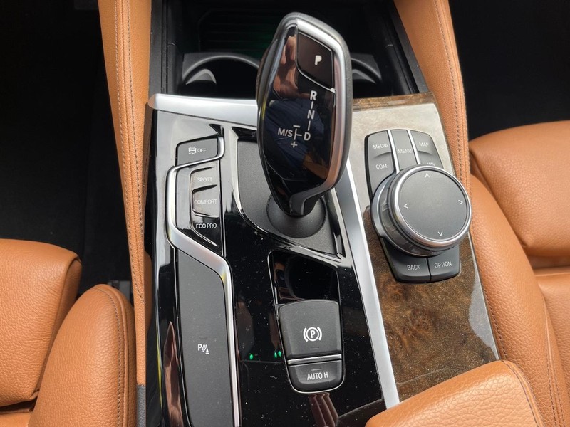 BMW 5 Series Vehicle Full-screen Gallery Image 13