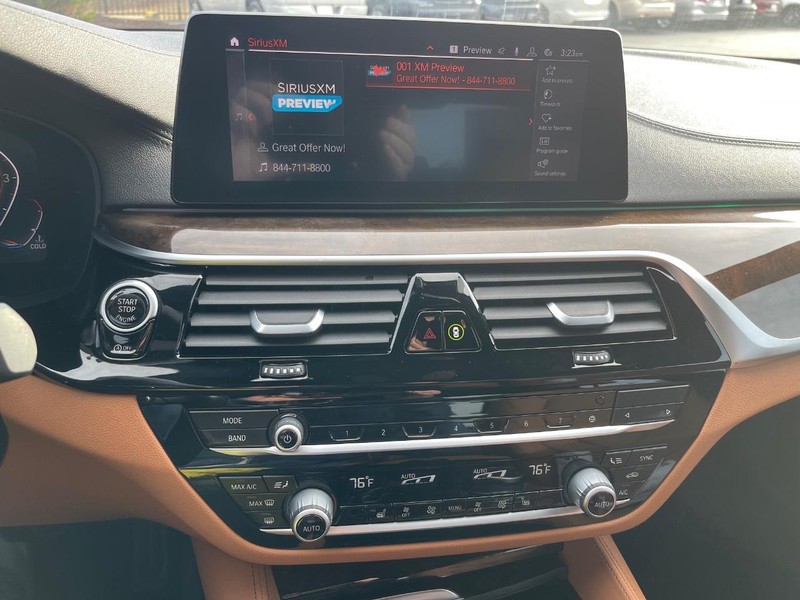 BMW 5 Series Vehicle Full-screen Gallery Image 14