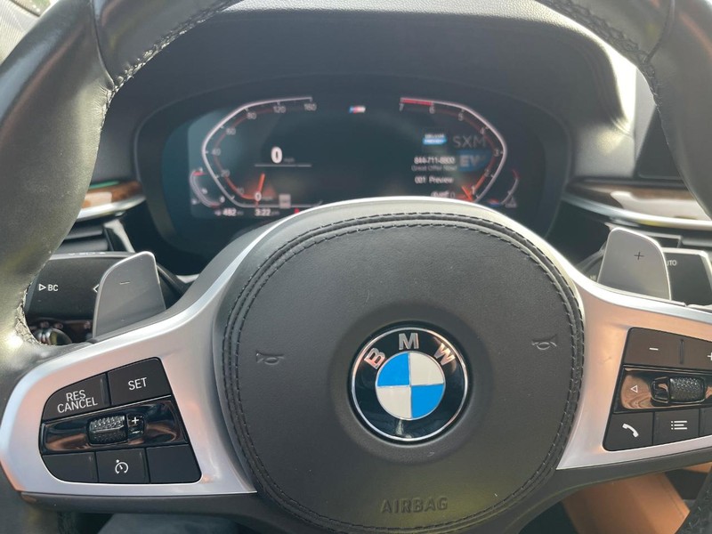 BMW 5 Series Vehicle Full-screen Gallery Image 15