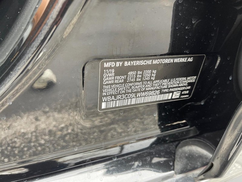 BMW 5 Series Vehicle Full-screen Gallery Image 16