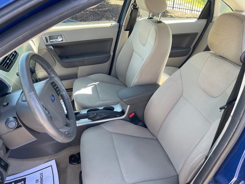 Ford Focus Vehicle Full-screen Gallery Image 8