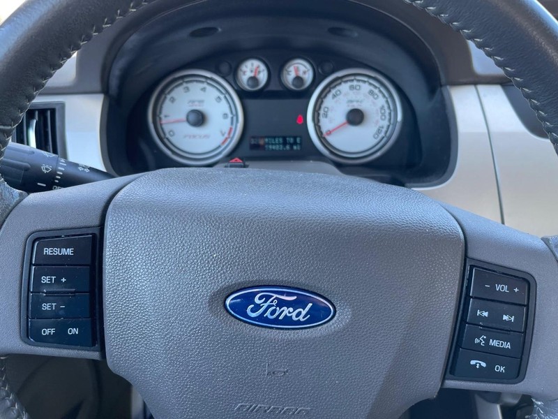 Ford Focus Vehicle Full-screen Gallery Image 11