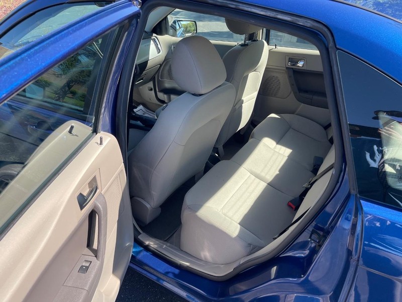 Ford Focus Vehicle Full-screen Gallery Image 14