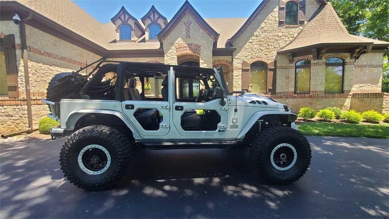 Jeep Wrangler Unlimited Vehicle Full-screen Gallery Image 2