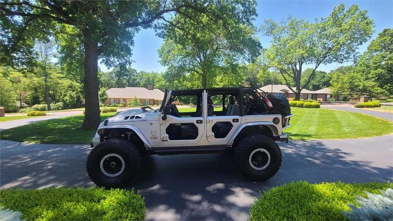 Jeep Wrangler Unlimited Vehicle Full-screen Gallery Image 3