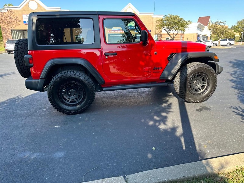 Jeep Wrangler Vehicle Full-screen Gallery Image 3