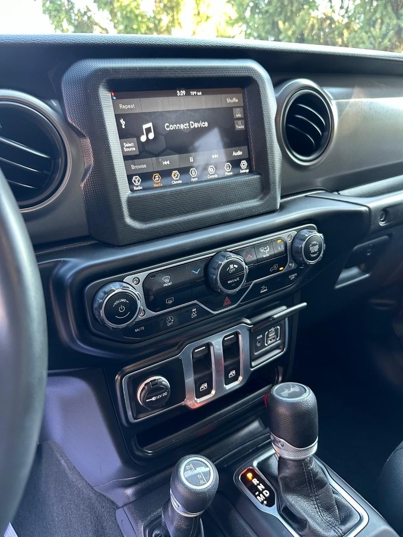 Jeep Wrangler Vehicle Full-screen Gallery Image 5