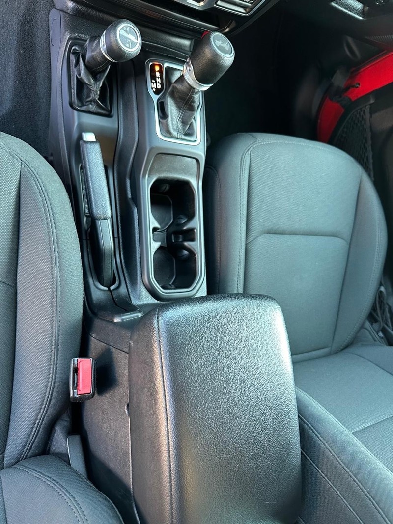 Jeep Wrangler Vehicle Full-screen Gallery Image 6