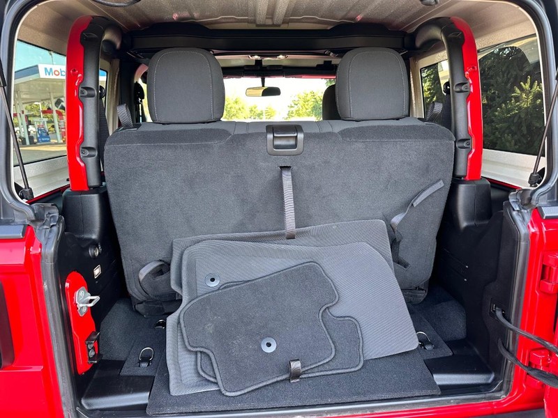 Jeep Wrangler Vehicle Full-screen Gallery Image 8