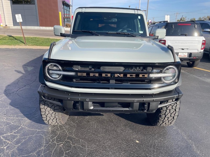 Ford Bronco Vehicle Full-screen Gallery Image 2