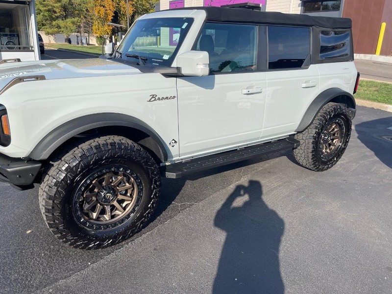 Ford Bronco Vehicle Full-screen Gallery Image 3