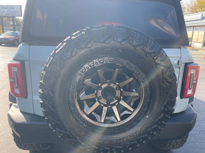 Ford Bronco Vehicle Full-screen Gallery Image 5