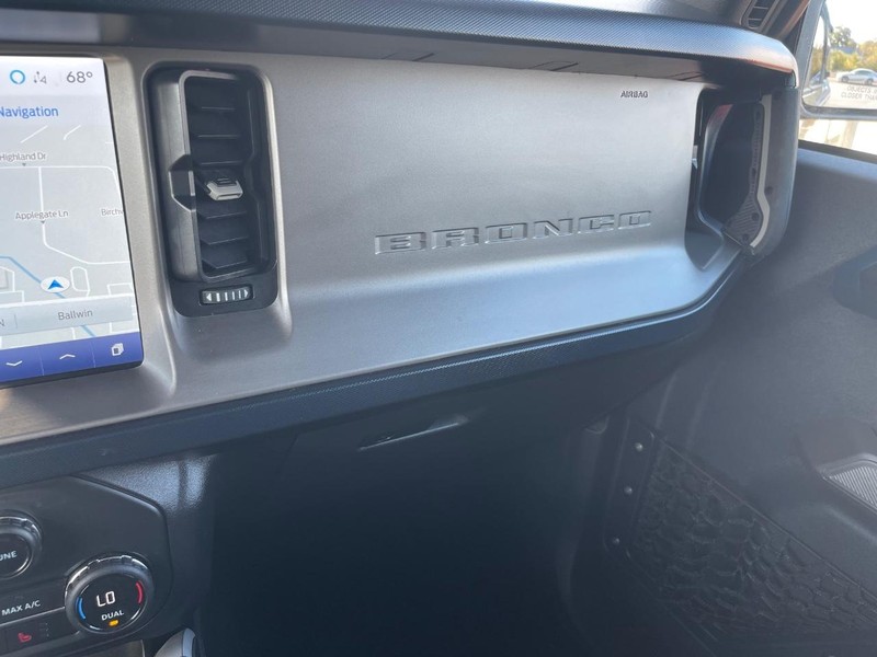 Ford Bronco Vehicle Full-screen Gallery Image 12