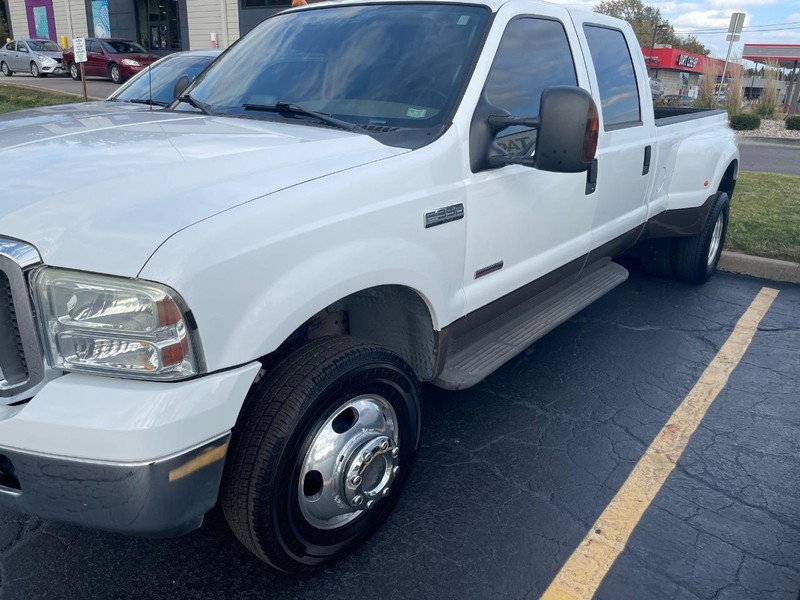 Ford Super Duty F-350 DRW Vehicle Full-screen Gallery Image 2