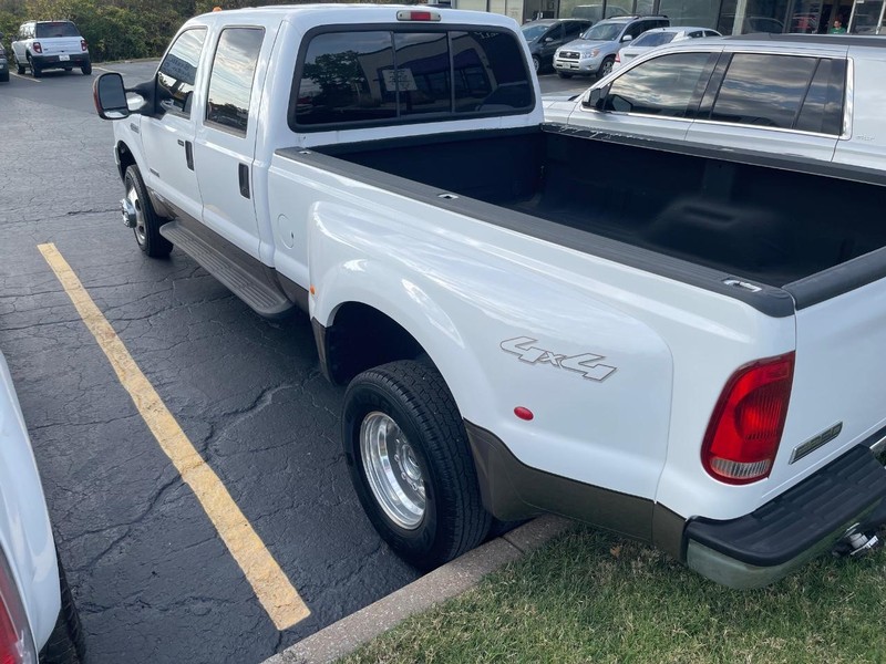 Ford Super Duty F-350 DRW Vehicle Full-screen Gallery Image 4