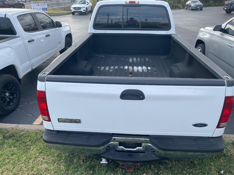 Ford Super Duty F-350 DRW Vehicle Full-screen Gallery Image 5