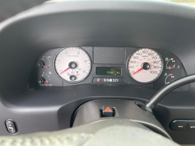 Ford Super Duty F-350 DRW Vehicle Full-screen Gallery Image 9