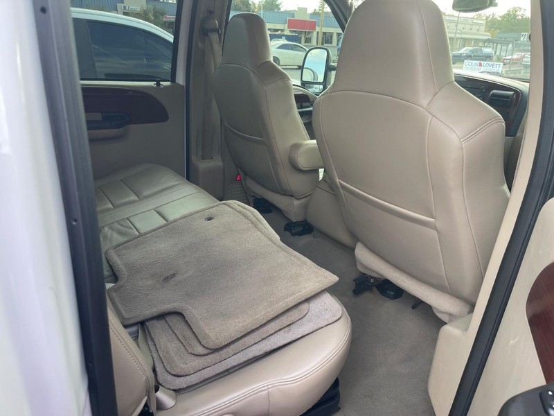 Ford Super Duty F-350 DRW Vehicle Full-screen Gallery Image 11