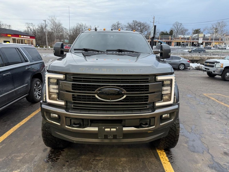 Ford Super Duty F-450 DRW Vehicle Full-screen Gallery Image 2