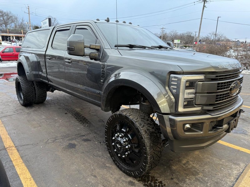 Ford Super Duty F-450 DRW Vehicle Full-screen Gallery Image 3