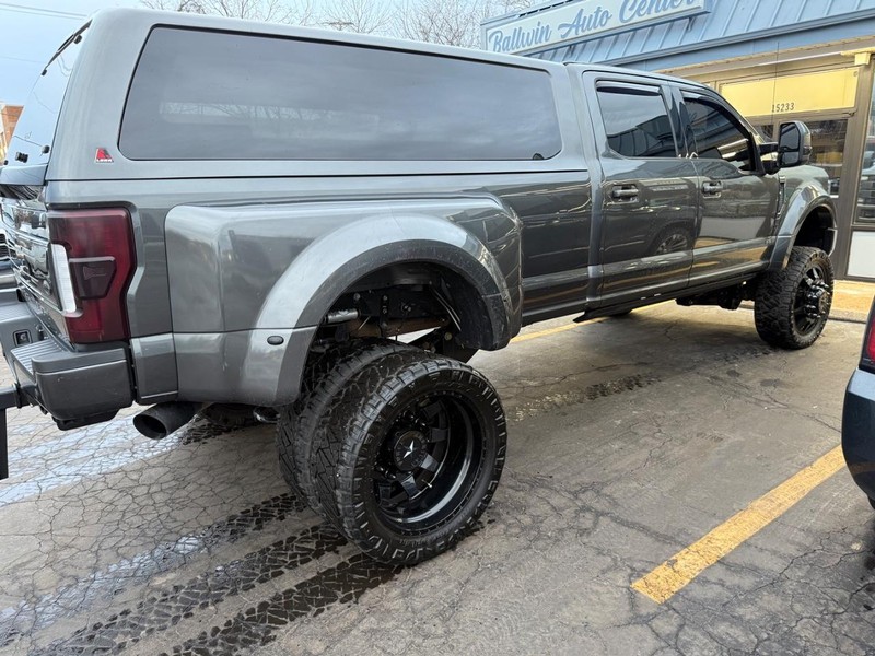 Ford Super Duty F-450 DRW Vehicle Full-screen Gallery Image 4