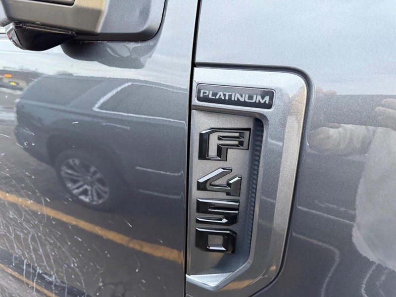 Ford Super Duty F-450 DRW Vehicle Full-screen Gallery Image 6