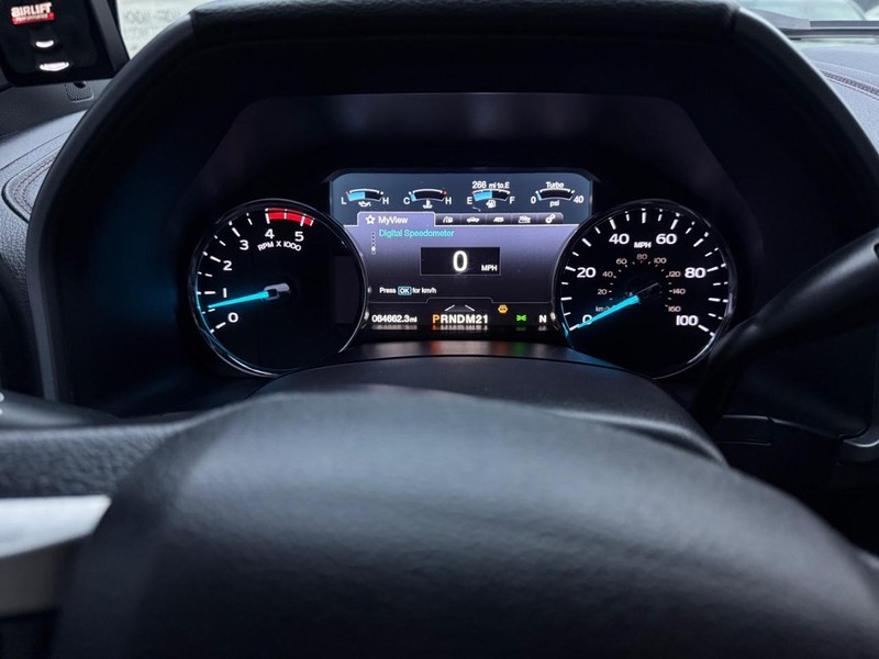 Ford Super Duty F-450 DRW Vehicle Full-screen Gallery Image 9