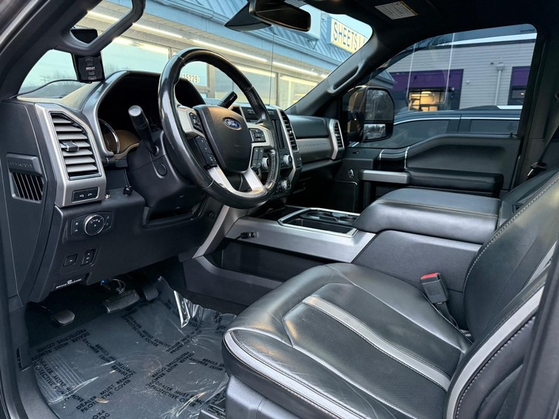 Ford Super Duty F-450 DRW Vehicle Full-screen Gallery Image 13