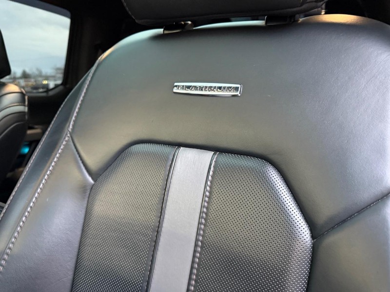 Ford Super Duty F-450 DRW Vehicle Full-screen Gallery Image 14