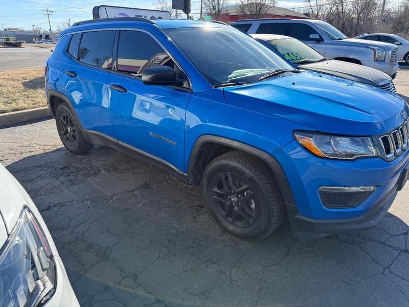 Jeep Compass Vehicle Full-screen Gallery Image 2