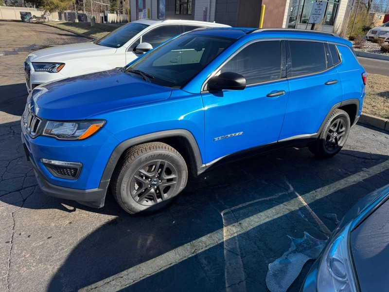 Jeep Compass Vehicle Full-screen Gallery Image 3