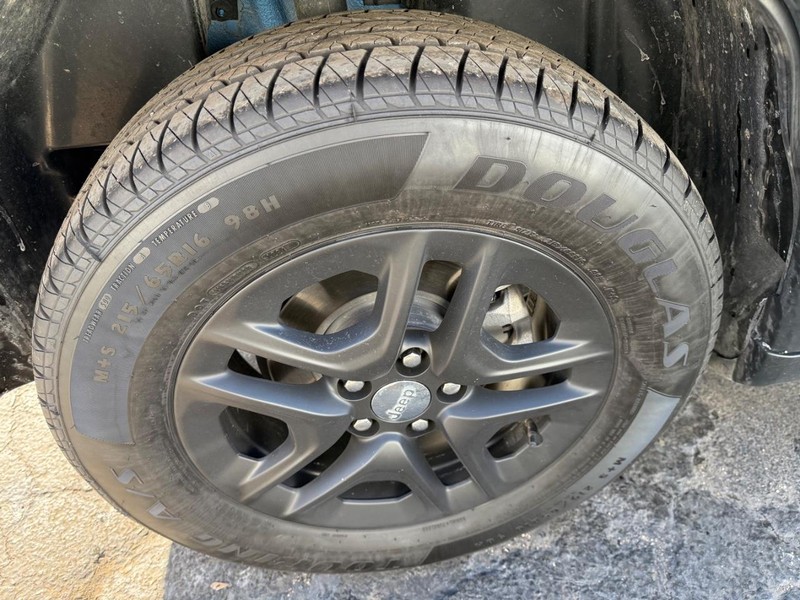 Jeep Compass Vehicle Full-screen Gallery Image 5