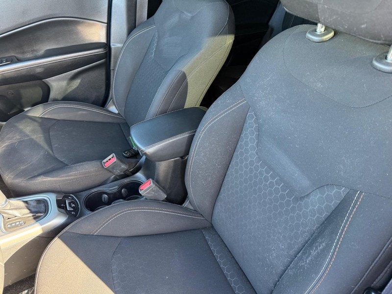 Jeep Compass Vehicle Full-screen Gallery Image 6