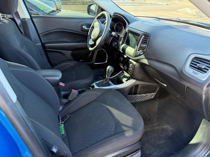 Jeep Compass Vehicle Full-screen Gallery Image 8