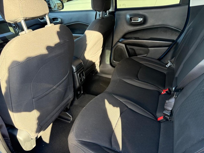 Jeep Compass Vehicle Full-screen Gallery Image 9