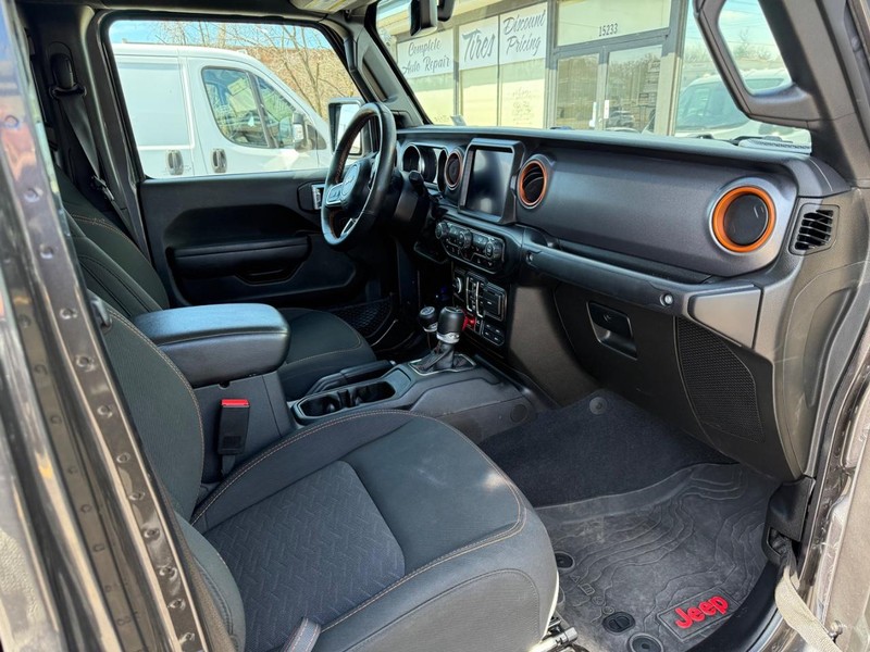 Jeep Gladiator Vehicle Full-screen Gallery Image 18