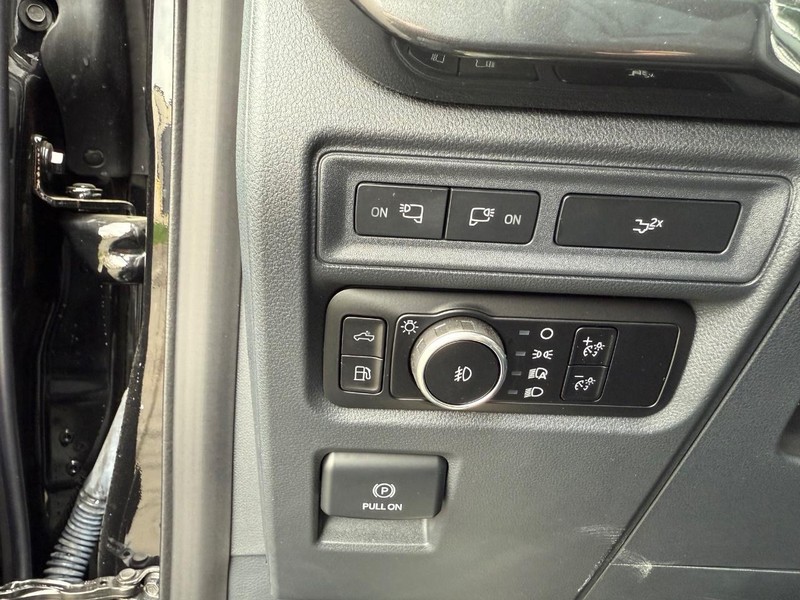 Ford F-150 Vehicle Full-screen Gallery Image 12