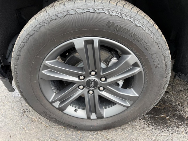 Ford F-150 Vehicle Full-screen Gallery Image 17