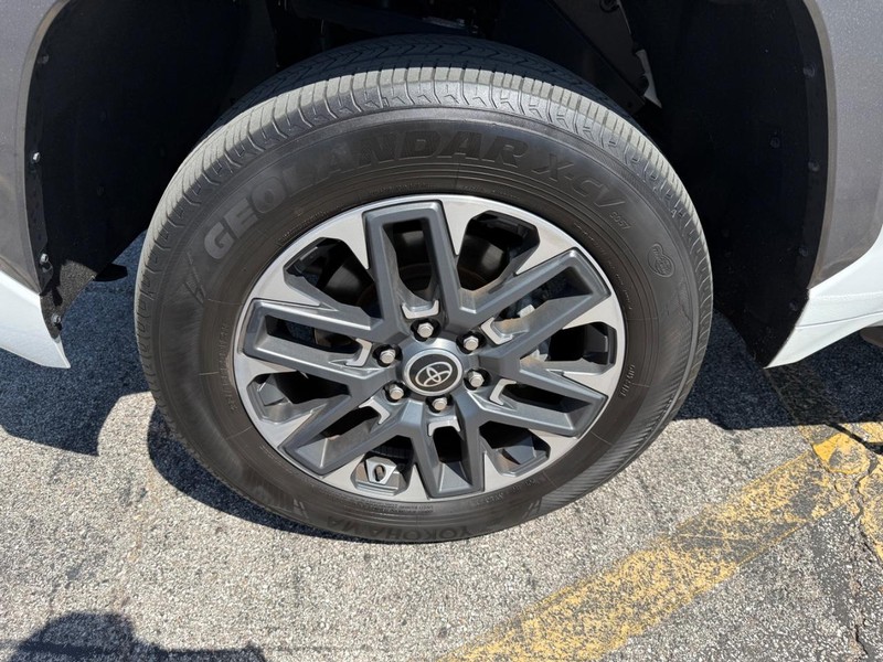 Toyota Tundra 4WD Vehicle Full-screen Gallery Image 7