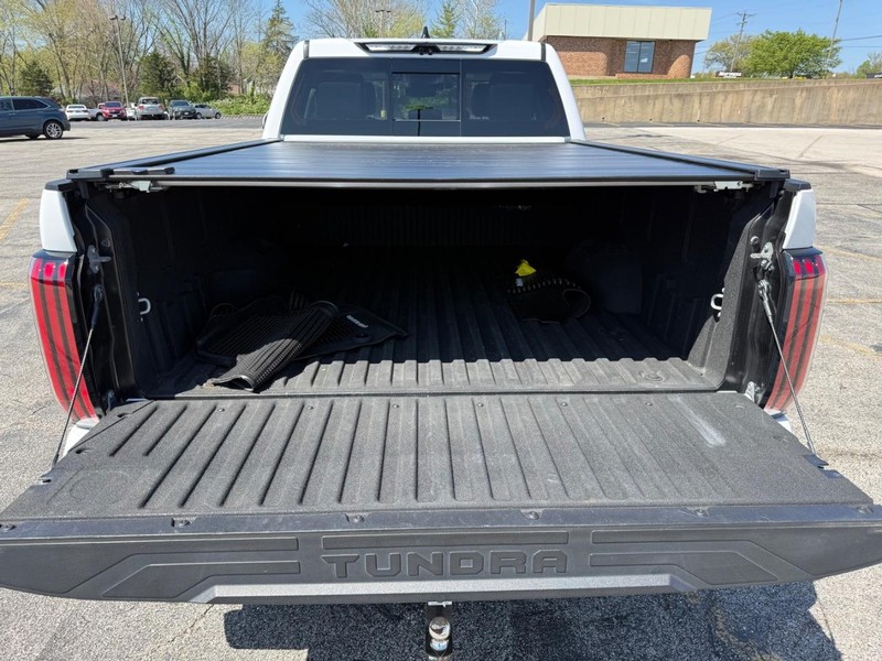 Toyota Tundra 4WD Vehicle Full-screen Gallery Image 8