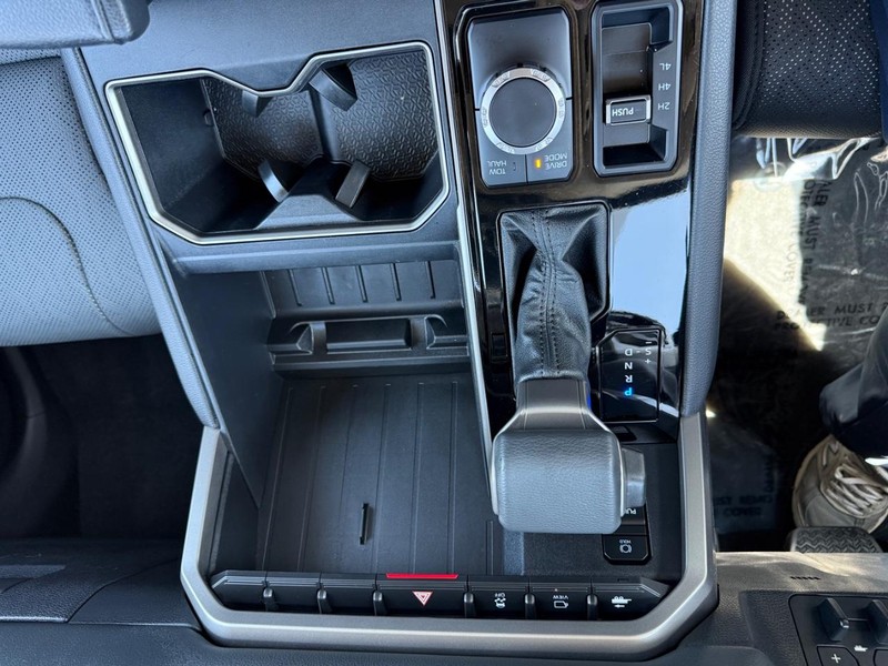 Toyota Tundra 4WD Vehicle Full-screen Gallery Image 14