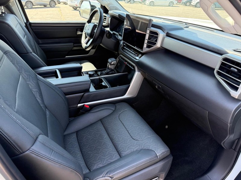 Toyota Tundra 4WD Vehicle Full-screen Gallery Image 15