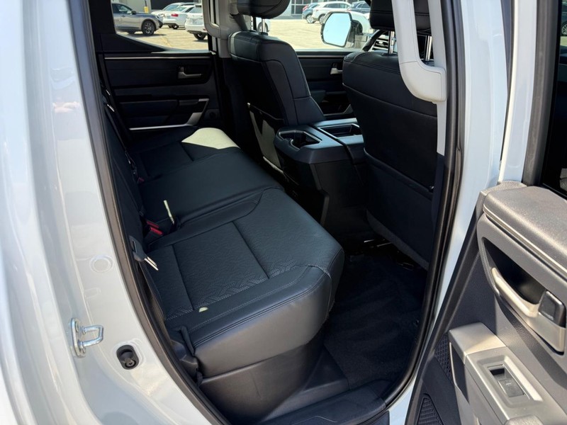 Toyota Tundra 4WD Vehicle Full-screen Gallery Image 17