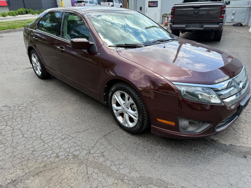 Ford Fusion Vehicle Full-screen Gallery Image 2