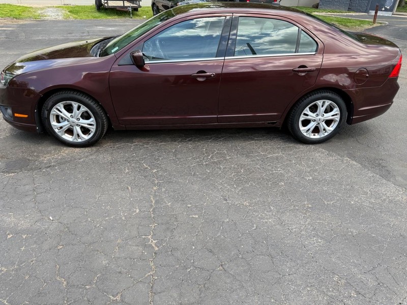 Ford Fusion Vehicle Full-screen Gallery Image 3