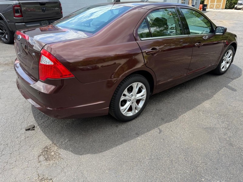 Ford Fusion Vehicle Full-screen Gallery Image 5