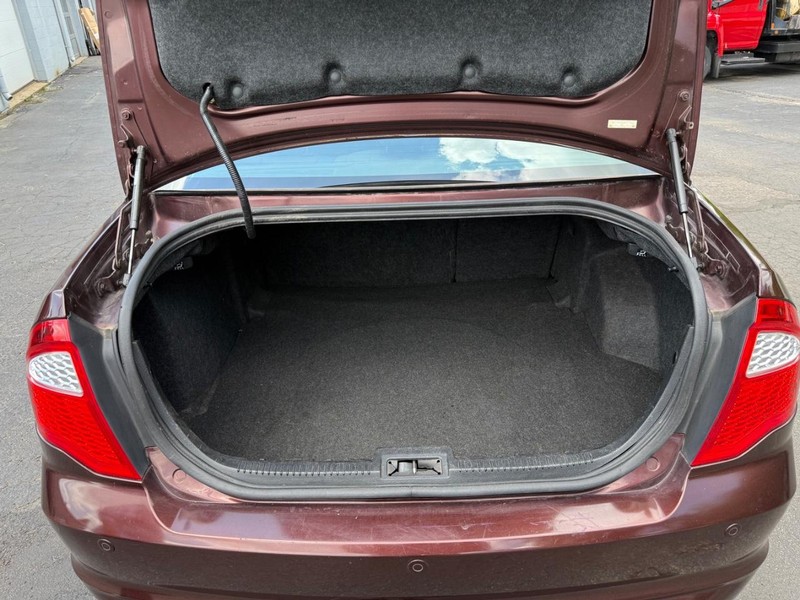 Ford Fusion Vehicle Full-screen Gallery Image 7