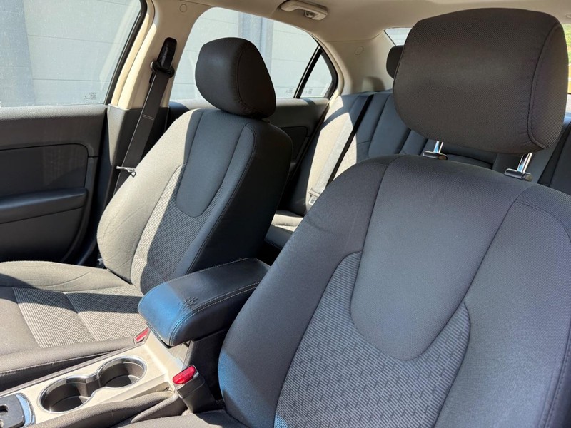 Ford Fusion Vehicle Full-screen Gallery Image 9