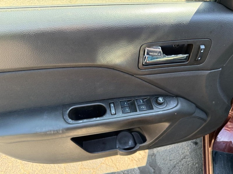 Ford Fusion Vehicle Full-screen Gallery Image 11